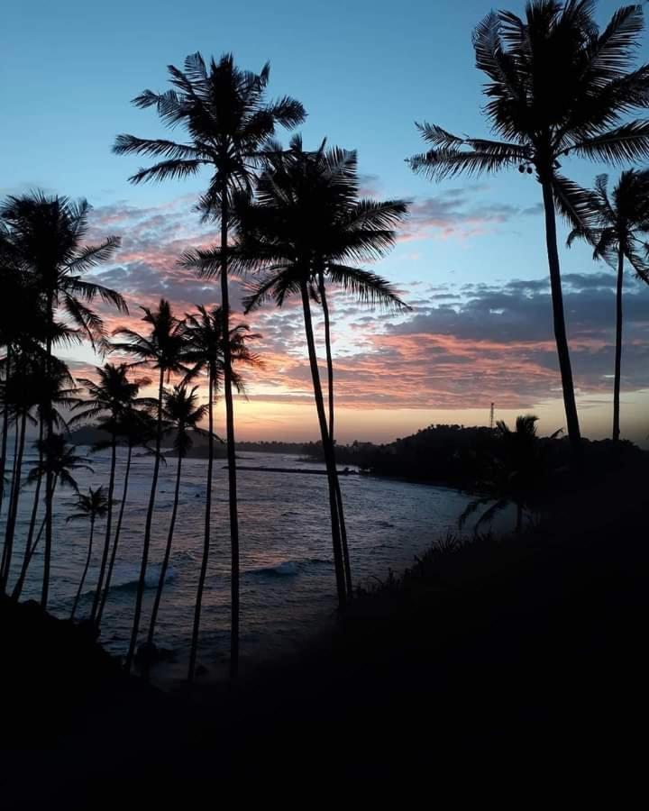 Coconut Reach Hotel Mirissa Bagian luar foto